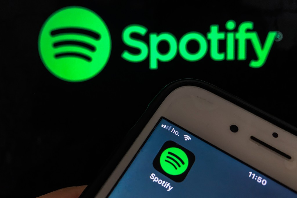 Spotify, que firmó un acuerdo de licencia de 100 millones de dólares con Rogan en 2020, dijo que no tiene planes de romper los lazos con el popular podcaster.