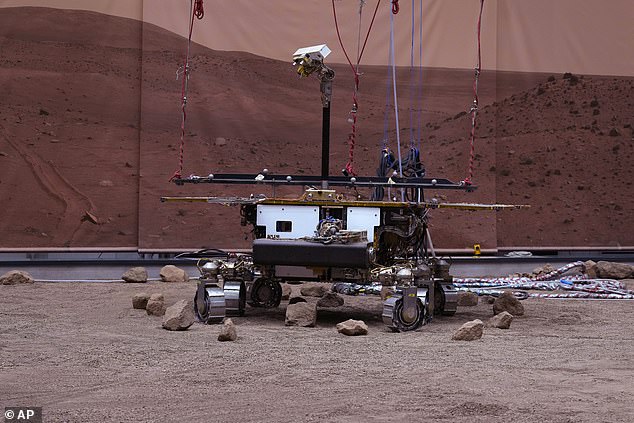 Rosalind Franklin es un rover robótico planificado para Marte, que forma parte del programa internacional ExoMars dirigido por la Agencia Espacial Europea y Roscosmos de Rusia.  En la foto, la gemela de Rosalind en la Tierra, conocida como Amalia, abandona con éxito la plataforma que simula el terreno de Marte.