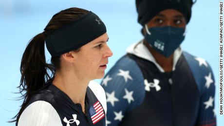 Brittany Bo (izquierda) y Erin Jackson miran durante una sesión de entrenamiento en el Óvalo Nacional de Patinaje de Velocidad en Beijing antes de los Juegos Olímpicos de Invierno.