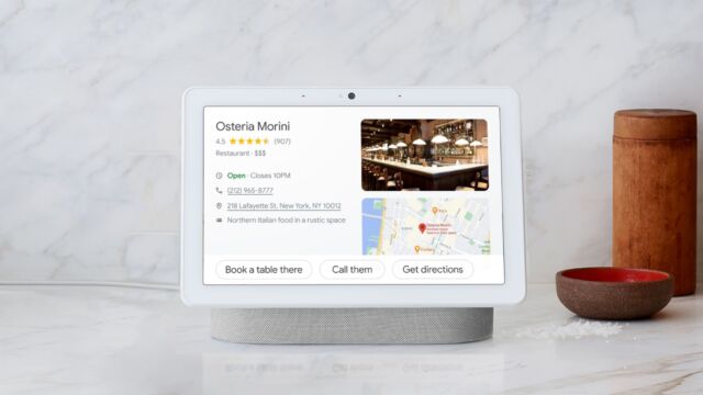 Nest Hub Max de Google es una pantalla inteligente de 10 pulgadas diseñada para mostrar fotos, hacer videollamadas, controlar dispositivos domésticos inteligentes y acceder al Asistente de Google, entre otros trucos.  Los altavoces no son los mejores y no hay obturador físico para la cámara integrada.