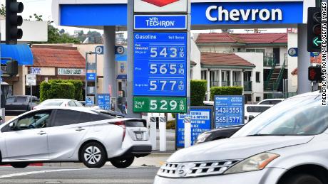 Los precios estándar de la gasolina suenan como una bofetada.  Y hay más por venir 