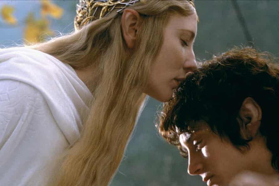 Cate Blanchett con Elijah Wood en El señor de los anillos: La comunidad del anillo, 2001.