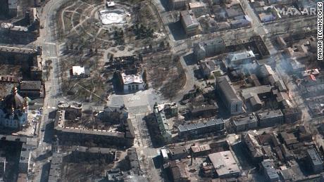 Esta imagen de satélite muestra un teatro destruido en Mariupol, Ucrania, que fue bombardeado el 16 de marzo de 2022. 