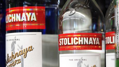 Botellas de vodka Stolichnaya vistas en 2020. El vodka, que era mejor conocido por comercializarse como ruso, ahora se venderá y comercializará como Stoli, dijo la compañía en un comunicado.