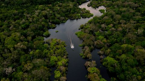 Una vista aérea de un bote a toda velocidad en el río Gurora en el municipio de Karuari, en el corazón de la selva amazónica brasileña, el 15 de marzo de 2020. 