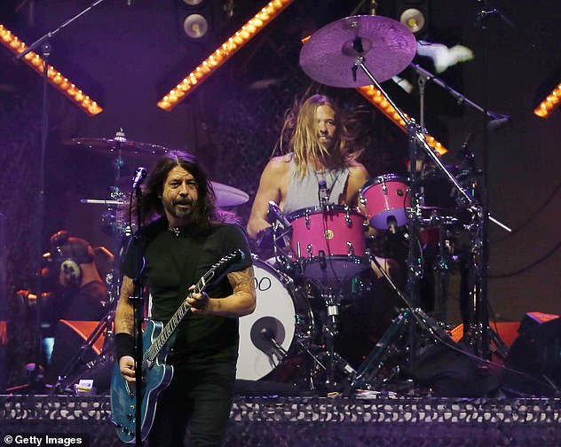 Lo último: The Foo Fighters no se presentarán en los Premios Grammy 2022 el domingo a raíz de la muerte del baterista Taylor Hawkins a los 50 años la semana pasada.  El cantante Dave Grohl, de 53 años, y Hawkins actúan el 20 de marzo en Santiago de Chile.