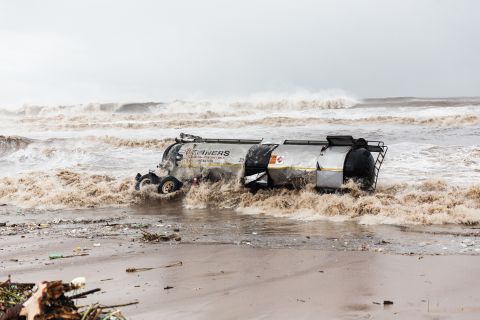 Las olas golpearon un camión cisterna de combustible dañado en la playa Blue Lagoon en Durban el 12 de abril.