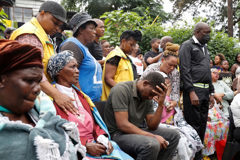 La gente lloró una iglesia en Claremont, una ciudad de Durban, después de que cuatro niños murieran después de fuertes lluvias e inundaciones.  Melli Sukhila, centro, perdió a cuatro hijos cuando la iglesia de su casa se derrumbó.