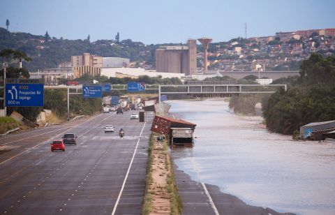 Parte de la autopista N2 en Durban se inundó el 12 de abril.