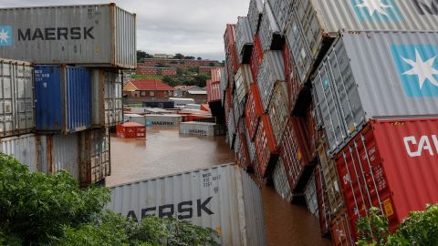 Contenedores de envío cayeron bajo fuertes lluvias y viento en Durban.