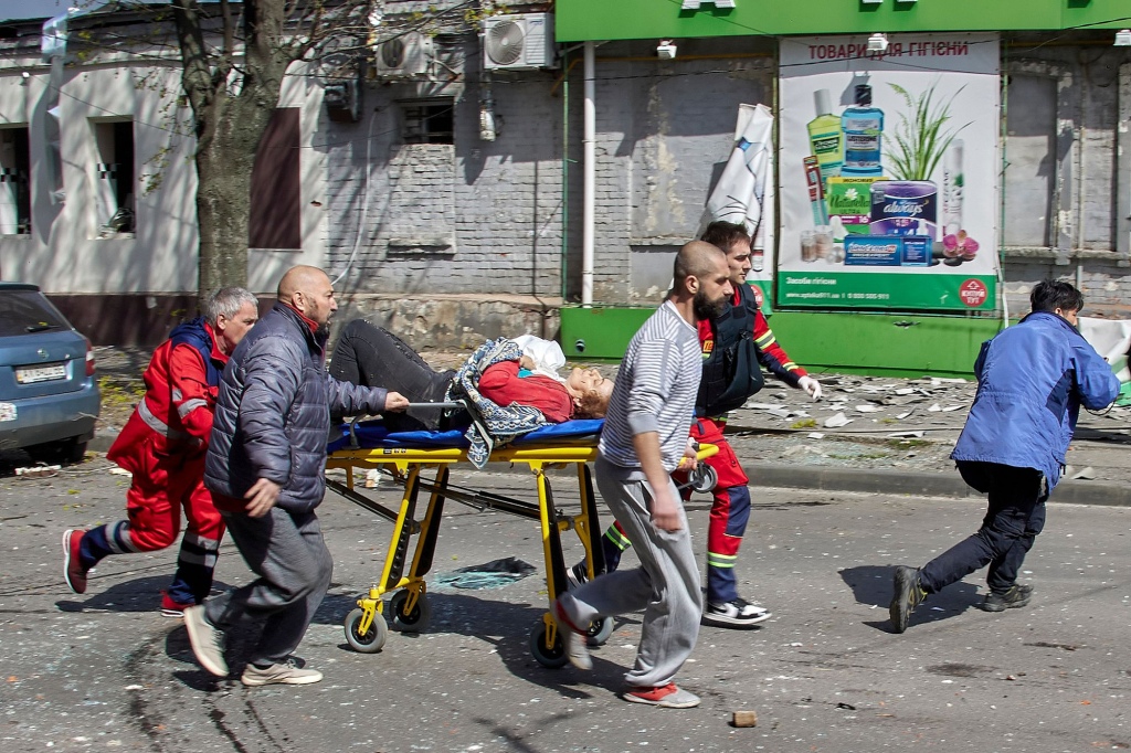 Rescatistas y trabajadores médicos ucranianos ayudan a los heridos tras el bombardeo ruso.