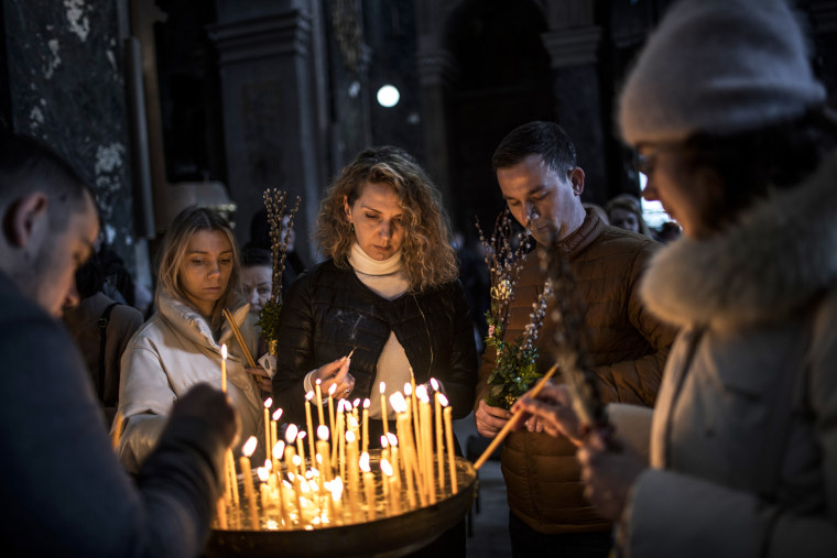 Los fieles se reúnen para la misa en la Iglesia de los Santos Pedro y Pablo en Lviv, Ucrania, el 17 de abril de 2022.