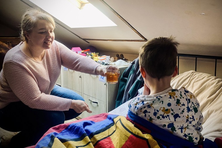 Tetiana Gorshunova pasa tiempo con su hijo en la habitación que comparten con otras tres familias de refugiados en Varsovia el domingo de Pascua.