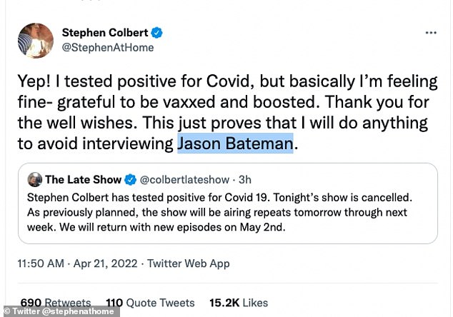 Mantenga el sentido del humor: el comediante de 57 años confirmó la noticia a través de Twitter y bromeó sobre no tener que conocer a la estrella de Ozark, Jason Bateman, quien será el invitado de esta noche.