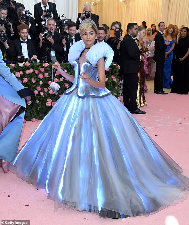 Cenicienta Momento: La última vez Zendaya llevaba los escalones del Met en 2019 en un traje clásico de Tommy Hilfiger de inspiración de Disney.