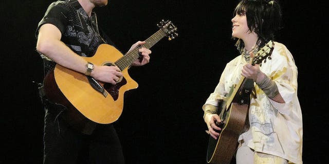 Finneas y Billie Eilish se presentan en el escenario del Teatro Coachella durante el Festival de Música y Artes de Coachella Valley 2022 en abril.