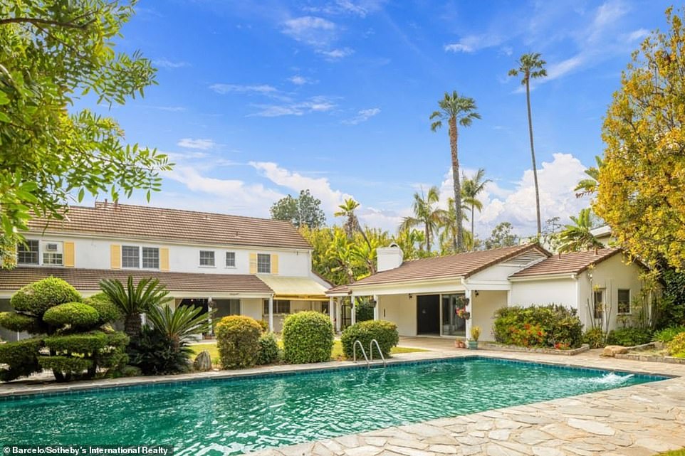 Frescura: la propiedad se extiende sobre tres cuartas partes de un acre y cuenta con una relajante piscina de borde infinito al estilo de Hollywood y una pasarela de piedra que la rodea.