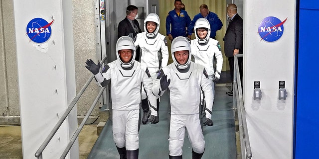Los astronautas de SpaceX Crew-4, a la izquierda, el piloto Bob Hines, la especialista de misión Jessica Watkins, el comandante Kjell Lindgren y la astronauta europea Samantha Cristoforetti, de Italia, saludan al salir del edificio de operaciones y abordar un vuelo hacia el complejo de lanzamiento 39, miércoles 27 de abril de 2022 , en el Centro Espacial Kennedy en Cabo Cañaveral, Florida. 