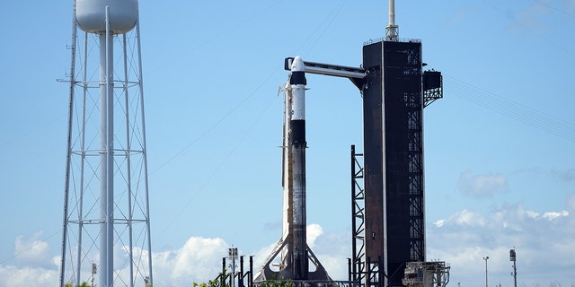 Un cohete SpaceX Falcon se encuentra en el Complejo de Lanzamiento 39A el martes 26 de abril de 2022 en el Centro Espacial Kennedy en Cabo Cañaveral, Florida. 