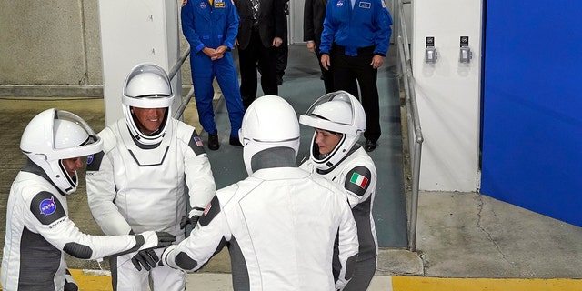 Los astronautas de SpaceX Crew-4, a la izquierda, la especialista en misiones Jessica Watkins, el piloto Bob Hines, el comandante Kjell Lindgren y la astronauta especialista en misiones de la ESA Samantha Cristoforetti, de Italia, se reúnen después de abandonar el edificio de operaciones y propulsión para un vuelo al complejo de lanzamiento. Un miércoles 27 de abril de 2022 en el Centro Espacial Kennedy en Cabo Cañaveral, Florida.