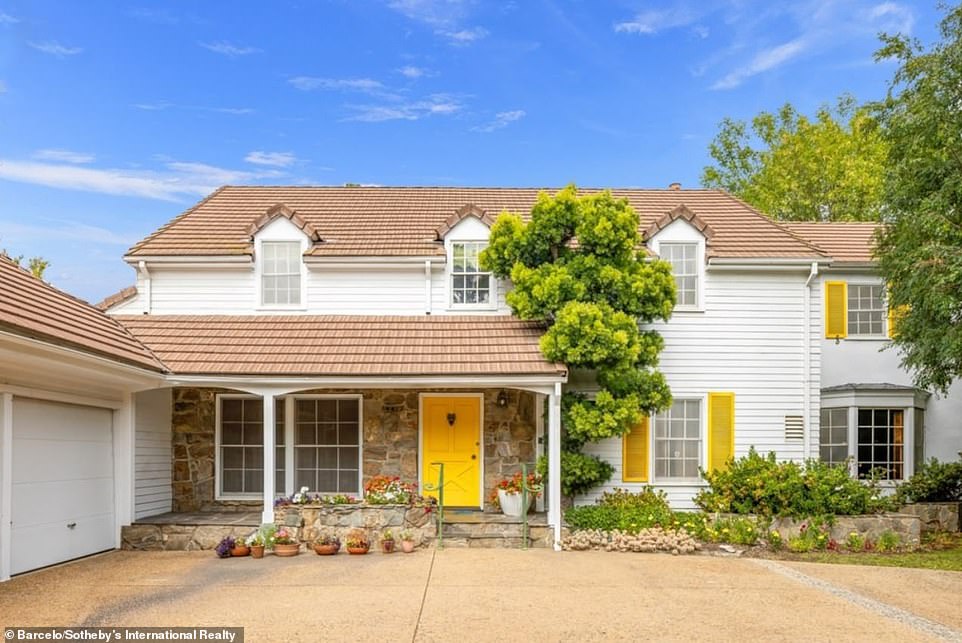 A la venta: la casa de Betty White en el vecindario Brentwood de Los Ángeles se ha puesto a la venta por $ 10.575 millones, según Los Angeles Times.  Falleció en su casa en la víspera de Año Nuevo de 2021, poco más de dos semanas antes de cumplir 100 años.