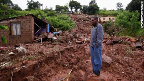 El martes, Jhumpa Ferry de Durban examinó los terrenos donde se encontraba su casa antes de que las lluvias torrenciales la destruyeran.