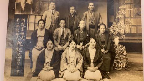 La foto muestra a Ken Tanaka, de 32 años en 1935, en el medio de la primera fila.