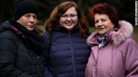 Mila Turchin (centro) finalmente se reencuentra con su madre Luba (derecha) y su hermana Vita (izquierda) en Polonia después de un viaje angustioso.
