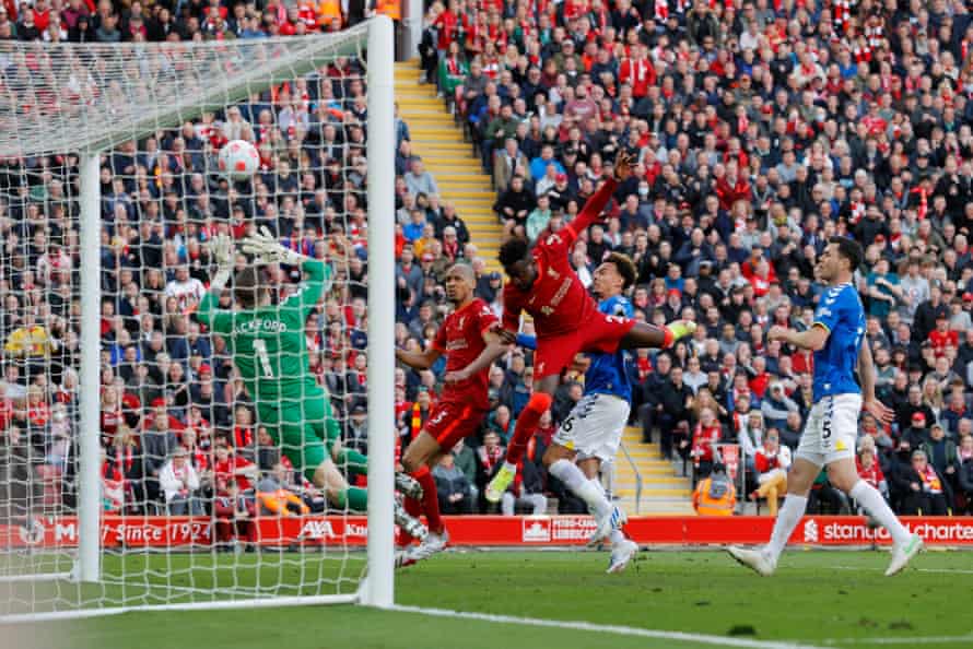 Divock Origi, jugador del Liverpool, marca el segundo gol de su equipo.