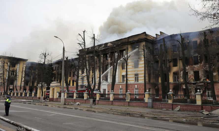 Los bomberos bajan la manguera en el edificio en llamas del Instituto Central de Investigación de las Fuerzas de Defensa Aérea en la ciudad rusa de Tver.