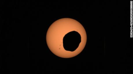 El rover Perseverance observa el eclipse de Marte & # 39;  condenado & # 39 ;  patata & # 39;  luna
