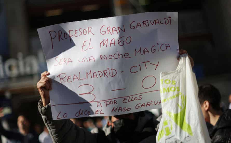 Un hincha del Real Madrid levanta una pancarta en el exterior del estadio antes del partido