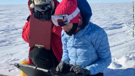 El equipo está revisando los datos de una estación magnética que usaron para mapear el fondo de la capa de hielo.