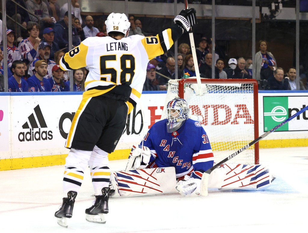 Chris Letang celebra después de anotar un gol contra Igor Shesterkin durante la victoria del Juego 5 de los Rangers sobre los Penguins.