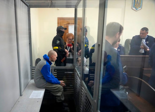 El sargento del ejército ruso Vadim Shishmarin, de 21 años, se ve detrás de un vidrio durante una audiencia en la corte en Kiev, Ucrania, el viernes 13 de mayo de 2022. El juicio de un soldado ruso acusado de matar a un civil ucraniano comenzó el viernes, el primer juicio por crímenes de guerra desde La invasión de Moscú a su vecino.