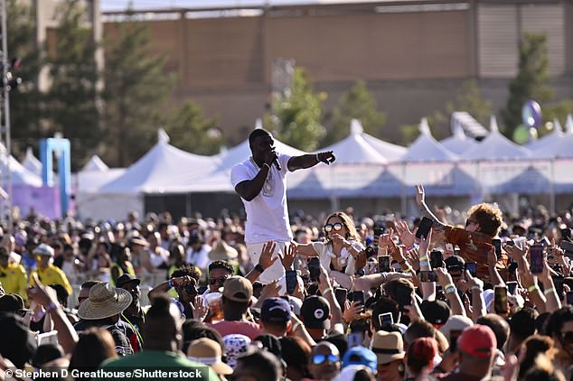 Miles de fanáticos del hip-hop y R&B asistieron al festival de música del sábado por la noche, que contó con artistas como Akon