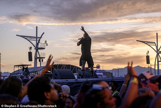 Ja Rule actuó al atardecer en el Festival de Música Lovers and Friends en Las Vegas Festival Grounds horas antes de comenzar a correr hacia las salidas.