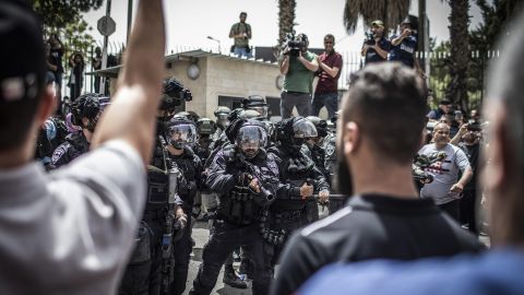 La policía fronteriza israelí fotografiada durante el funeral el viernes.