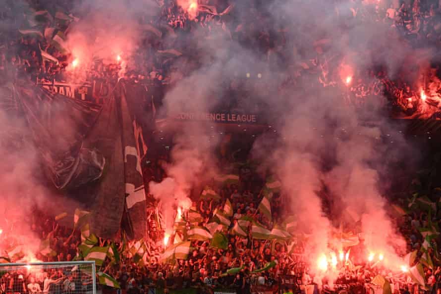 Aficionados del Feyenoord encienden sus antorchas durante la final de la Europa League ante la Roma.
