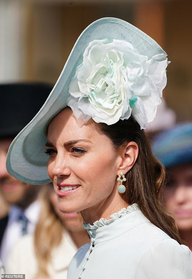 Kate Middleton fue fotografiada ayer con un par de aretes colgantes de aguamarina de £ 140 en una fiesta en el jardín en el Palacio de Buckingham (en la foto)