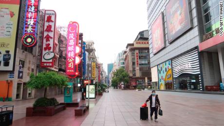 Una calle peatonal en Nanjing Road se ve casi vacía durante el feriado del Día del Trabajo el 1 de mayo de 2022 en Shanghai, China. 