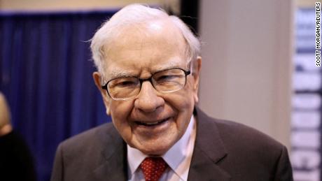Buffett dice que el éxito de Berkshire se trata más de estar cuerdo.  de & # 39;  inteligente & # 39;