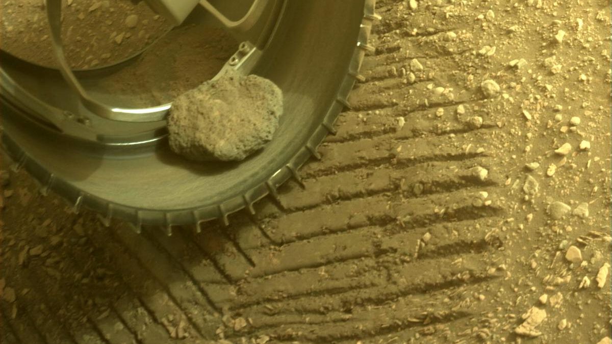 Vista de primer plano de la roca mascota del tenaz rover de Marte en la rueda delantera izquierda.