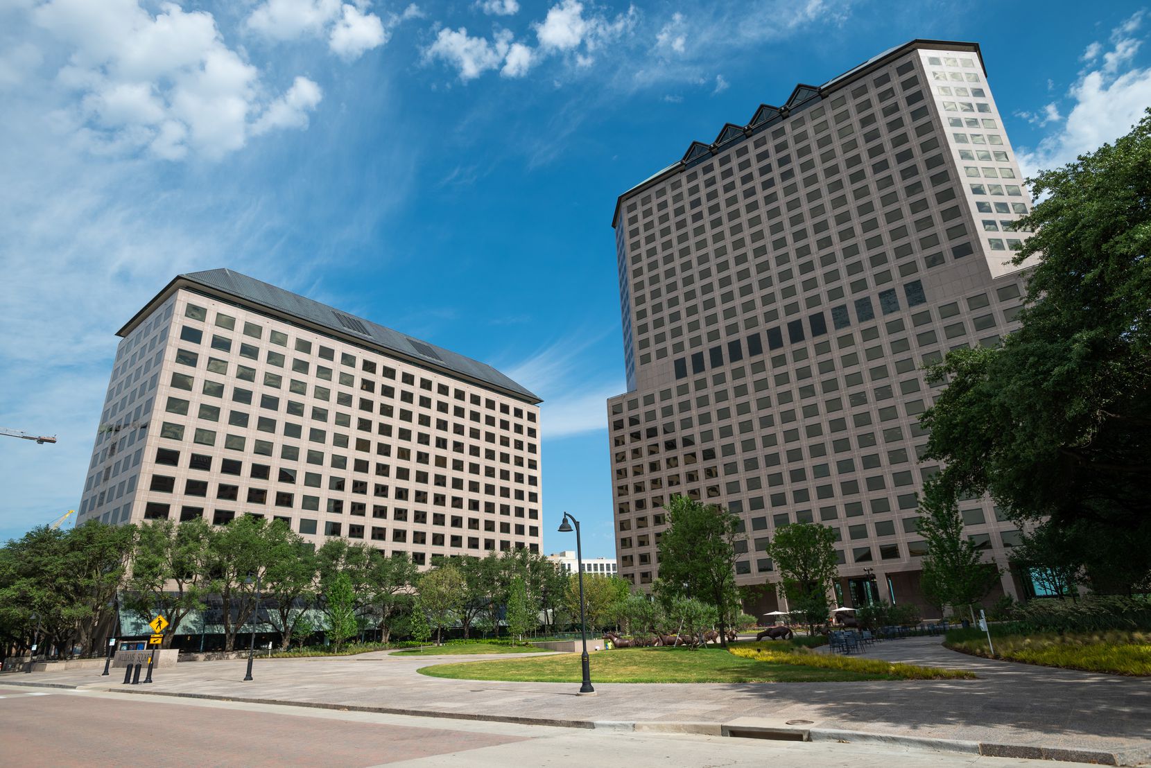 Las oficinas de Caterpillar Corporation, a la izquierda, están en Williams Square en Irving.