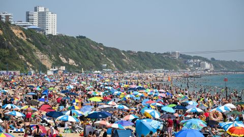 Una playa llena de gente en Bournemouth el 17 de junio mientras Gran Bretaña está expuesta a temperaturas sofocantes. 