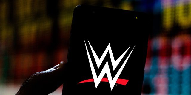 En esta infografía, el logotipo de World Wrestling Entertainment (WWE) se muestra en un teléfono inteligente.