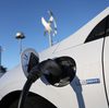 Cómo EE. UU. quiere que la carga de autos eléctricos (casi) sea tan indolora como cargar gasolina