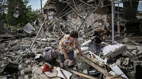 Residentes buscan sus pertenencias bajo los escombros de sus casas después de que un ataque destruyera tres viviendas en la ciudad de Slovensk, en la región de Donbass, en el este de Ucrania, el 1 de junio.