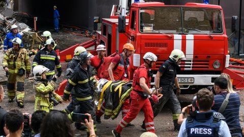 Los equipos de rescate evacuan a una persona de un edificio de apartamentos destruido en un ataque aéreo ruso en el distrito Shevchenkivsky de Kyiv el 26 de junio de 2022.