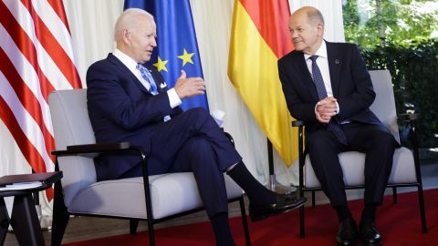 El canciller alemán Olaf Schultz, a la derecha, da la bienvenida al presidente de los Estados Unidos, Joe Biden, a la izquierda, en una reunión bilateral en el castillo de Elmau en Kruen, cerca de Garmisch-Partenkirchen, Alemania, el domingo 26 de junio de 2022. 